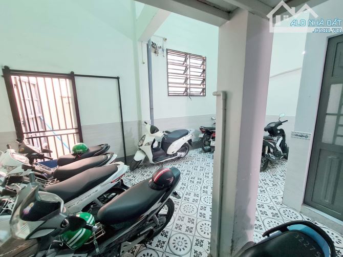 Bán CHDV 16 phòng, đất (8m x 18m), hẻm xe hơi đường Phạm Hùng, Quận 8. Đang kinh doanh có - 1