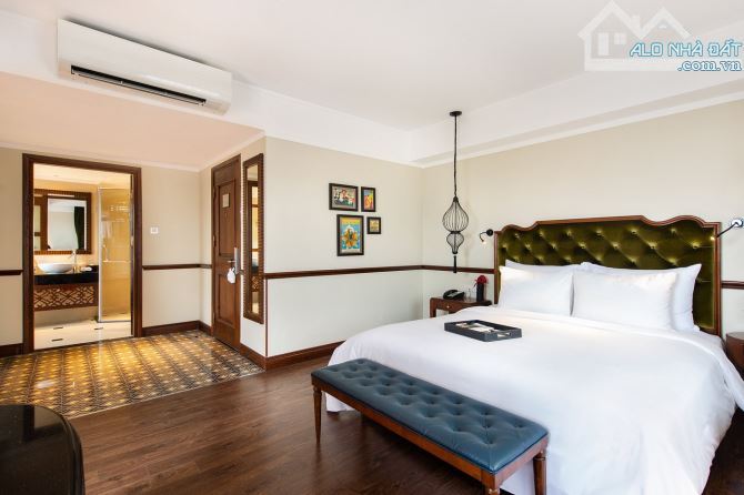 Chủ ngộp Bank 150Tỷ- Bán khách sạn nguy nga phố cổ- 340m2 - 805 tỷ - 72 phòng - DT 52 tỷ/n