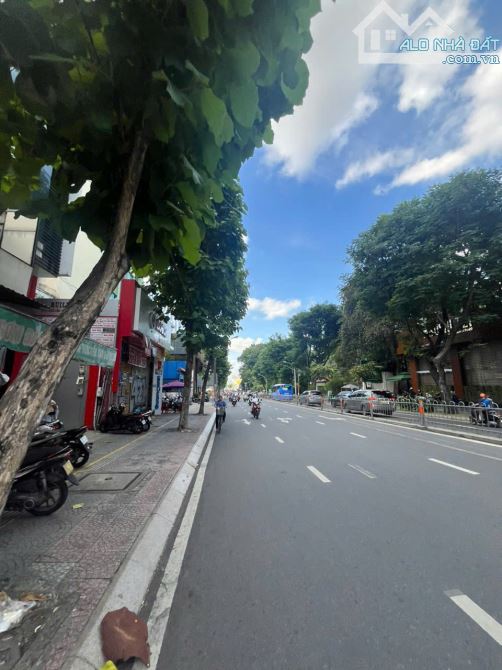 Góc 2MT thương hiệu - Toà nhà Nguyễn Thị Minh Khai - DT 11.6 x 33m - Hầm 12 Tầng - 2