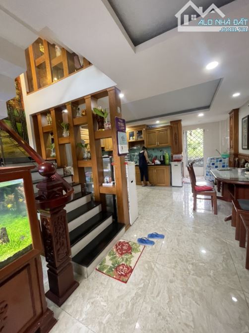 Thạnh Lộc 37, Q12. DT 4,9x17m, 5 lầu đẳng cấp. Xe hơi vào nhà. Sổ riêng hoàn công đủ. - 2