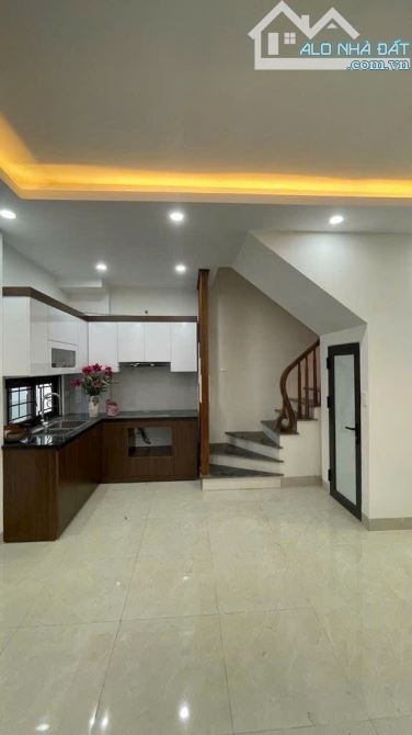 BÁN NHÀ PHỐ CỰ KHỐI LONG BIÊN NHỈNH 4 TỶ 35 m,5 tầng, MT 4 m, ô tô, kinh doanh - 2