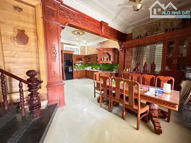 Bán Nhà tâm huyết của chủ: 2 Lầu , Dt 200m2 full thô cư, 5 p ngủ - 2