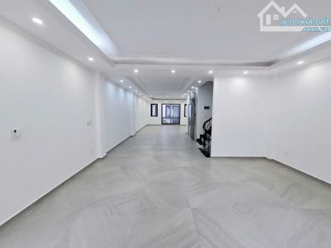 Cho thuê building Phan Văn Trường, Cầu Giấy, 545M , 8 Tầng thang máy, 95tr/ tháng. - 2