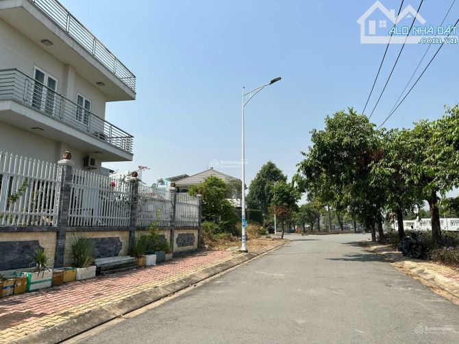 Mua đất tặng nhà (6,2x20) 124m full thổ , sổ riêng đường nhựa 10m gần cổng chào Bình Dương - 2