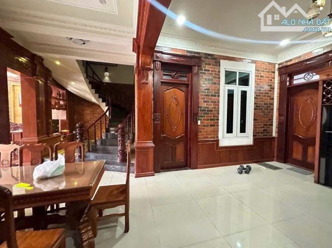 Bán Nhà tâm huyết của chủ: 2 Lầu , Dt 200m2 full thô cư, 5 p ngủ - 3