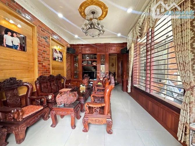 Bán Nhà tâm huyết của chủ: 2 Lầu , Dt 200m2 full thô cư, 5 p ngủ - 4