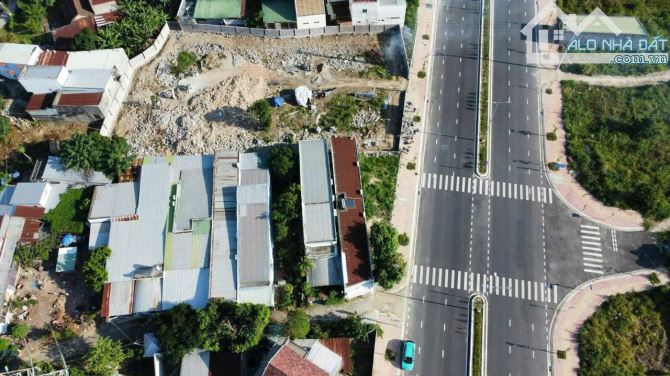 BÁN LÔ GÓC MẶT TIỀN ĐƯỜNG D30 RỘNG 30M, PHƯỜNG TÂY NHA TRANG