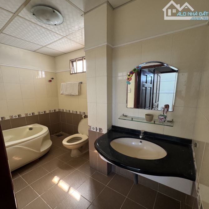 KHÁCH SẠN GÓC 2 MT TÂN PHÚ - 7 TẦNG - SÀN 853M2 - THU 200TR/TH - 26 PHÒNG - GIÁ 26.X TỶ - 6