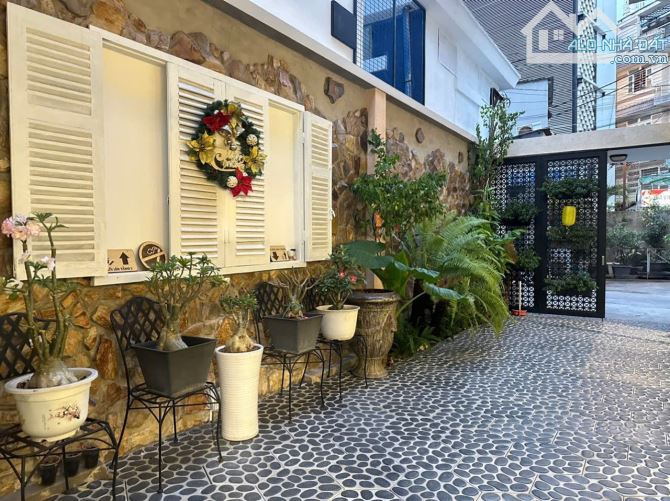 Chính chủ bán biệt thự Trương Quốc Dung p10 PN. ngang 12m x 22m . 230m2. Giá 65 tỷ - 8