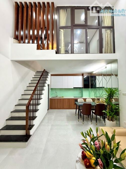 Nhà Đẹp NGÃ TƯ SỞ –32MV - 4 Tầng – 3 Ngủ  – Bước chân ra đường Láng – Giá Chỉ nhỉnh 5 T