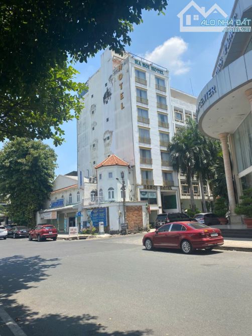 Bán khách sạn Đg Hoàng Việt p2 Q.Tân Bình - 8x20m -Hầm 9 tầng -hđt : 100tr/tháng Giá 49 tỷ