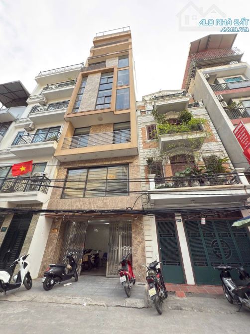 Ông anh nhờ bán Nhà Nguyễn Văn Huyên 68M lô góc ngay ngã 3 Cầu Giấy