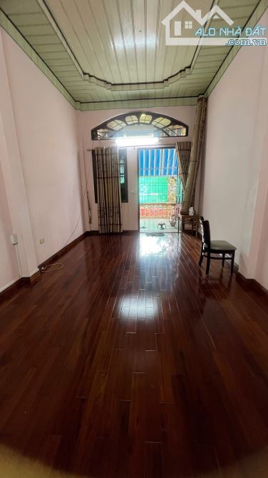 Cực hiếm, nhà mặt đường Chợ Hàng . 70m  nhà 2 tầng giá chỉ 6 tỷ