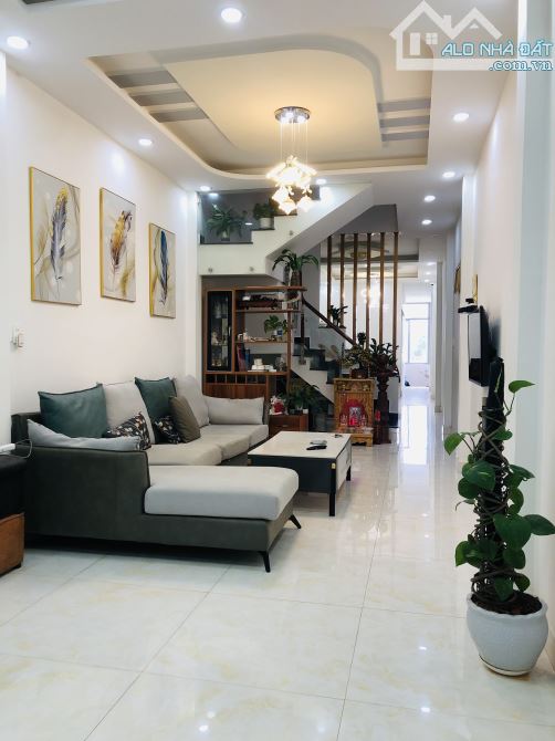 NHÀ PHỐ 107M2 3TẦNG 4P 4WC CÓ BAN CÔNG, TẦNG HẦM SIÊU RỘNG Ở MÊ LINH P9 GIÁ 6,3 TỶ