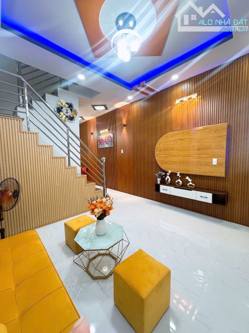 Nhà Đẹp 1 Lầu Khu Tân Kim 4 x 10m, Đường Xe Hơi . Full Nội Thất. Sổ Hồng Sẵn