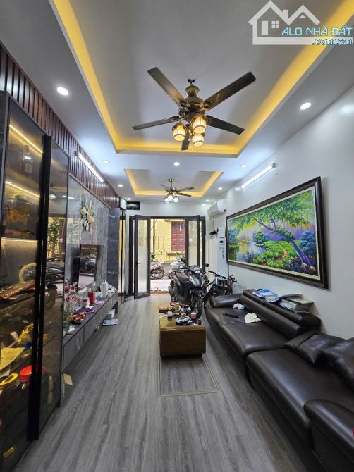 CHỈ 8 TỶ PHÂN LÔ 5 TẦNG TRUNG TÂM QUẬN ỦY HOÀNG MAI, 38M, Ô TÔ, GẦN TRỤC ĐƯỜNG 30M.