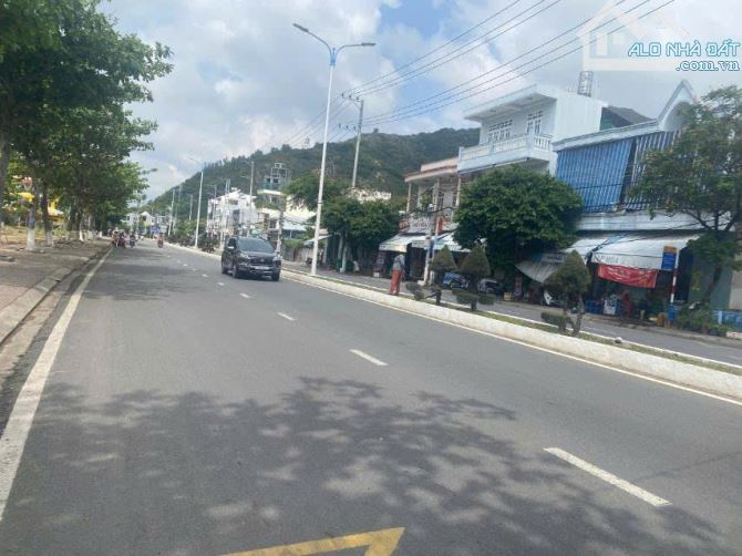 Bán đất 169m2 ngang 19m giá 19.5 tỷ sổ đỏ xây dựng tự do mặt tiền Phạm Văn Đồng
