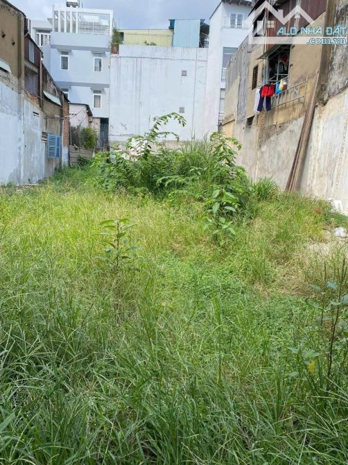 24 Nguyễn Kiệm, P4, Q Phú Nhuận DT: 9x40m. CN: 357,8m2 Đất trống quây tôn Giá: 59.9 tỷ