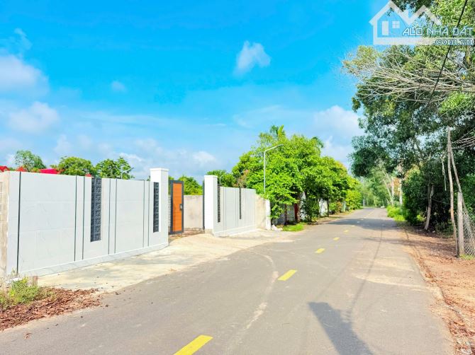 BÁN ĐẤT XÃ ĐẤT ĐỎ - TP HỒ CHÍ MINH; KHU TOÀN NHÀ VƯỜN BIỆT THỰ DT 1000M2 CÓ SẴN 200M2 THCƯ