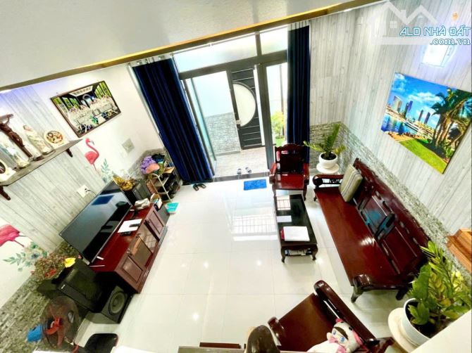 Bán tòa nhà đang cho thuê căn hộ dịch vụ đường Thành Thái Q10- DT 8m x 12m,trệt- 3 lầu,ST - 1