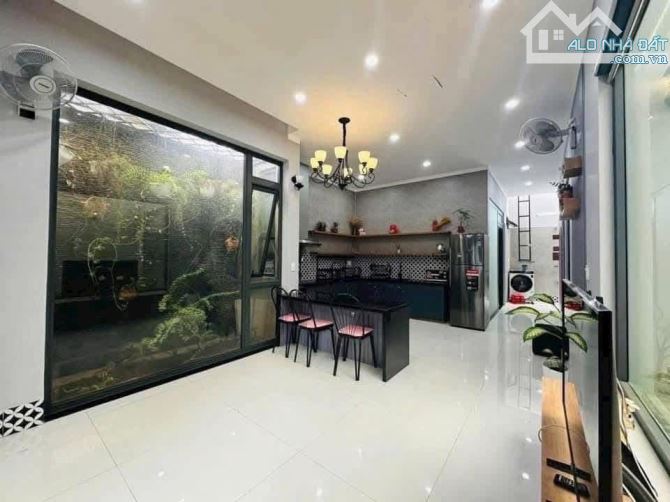 GẦN TRƯỜNG HOÀNG VIỆT VILA MINI HẺM NGUYỄN HỮU THẤU: 3.75 tỷ - 1