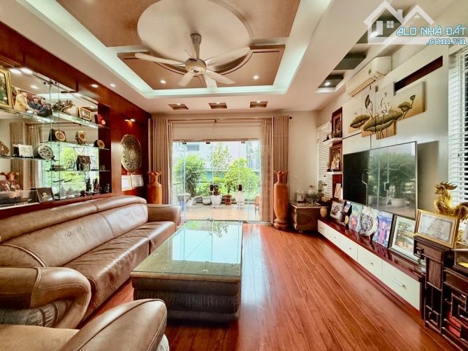 Bán Nhà Cổ Linh Biệt Thự 85m2-5 Tầng-Mt 5m-Ô TÔ TRÁNH-VĨA HÈ-LÔ GÓC-KINH DOANH -chỉ 29 tỷ - 1