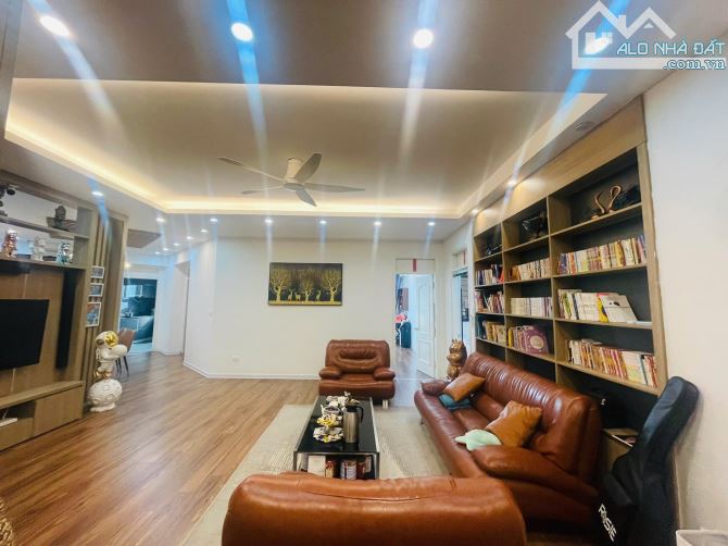 Cần bán gấp siêu phẩm 3 ngủ chung cư KĐT mới Trung Hòa Nhân Chính 147m2, 3PN, full nội thấ - 2