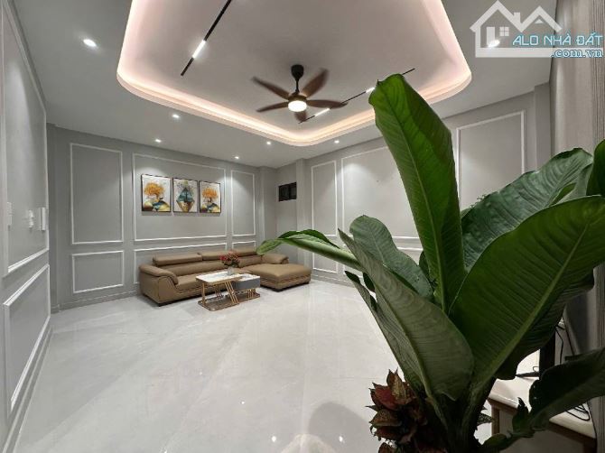 Nhà Đẹp Phố Láng Hạ – Mặt Tiền 5.5m – Ô Tô Đỗ Cửa – Hơn 11 Tỷ - 2