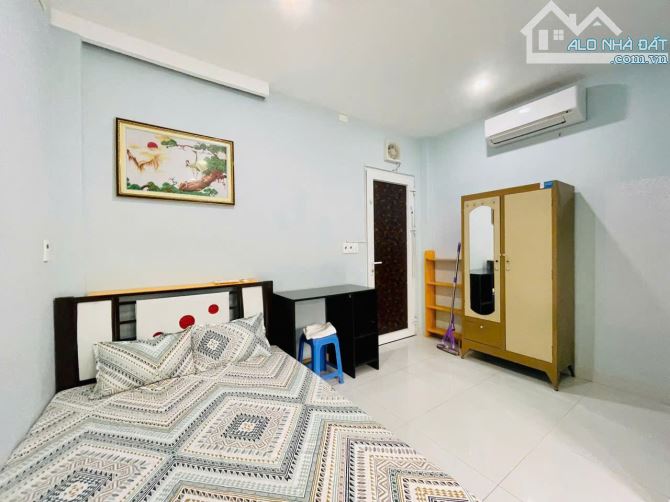 Bán tòa nhà đang cho thuê căn hộ dịch vụ đường Thành Thái Q10- DT 8m x 12m,trệt- 3 lầu,ST - 2