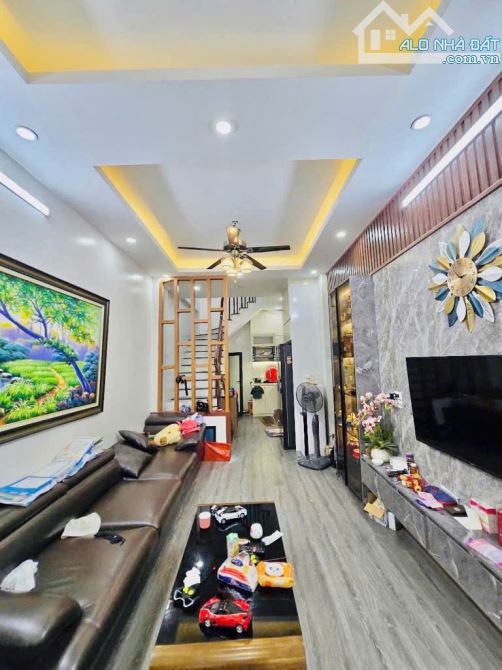 HIẾM QUÁ Ô TÔ VÀO NHÀ, DÂN XÂY, TẶNG FULL NỘI THẤT, PHỐ THỊNH LIỆT 38M2 GIÁ CHỈ 8,65 TỶ - 2