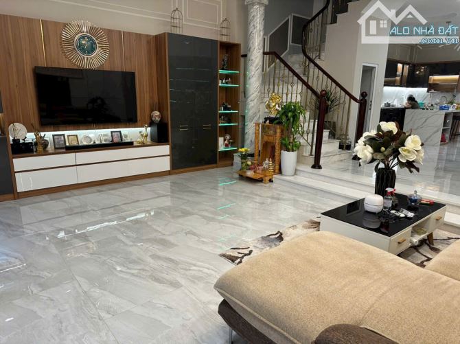 Biệt thự - Ngay CV Lê Văn Tám, P. VTS, Quận 3 - DT: 6,4m x 18m - 4 Tầng - Giá: 27,5 Tỷ - 2