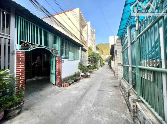 BÁN NHÀ CẤP 4 KHU TẬP THỂ HẺM ĐƯỜNG TRƯỜNG SƠN GẦN BIỂN  , TP NHA TRANG GIÁ 3,880 TỶ - 2