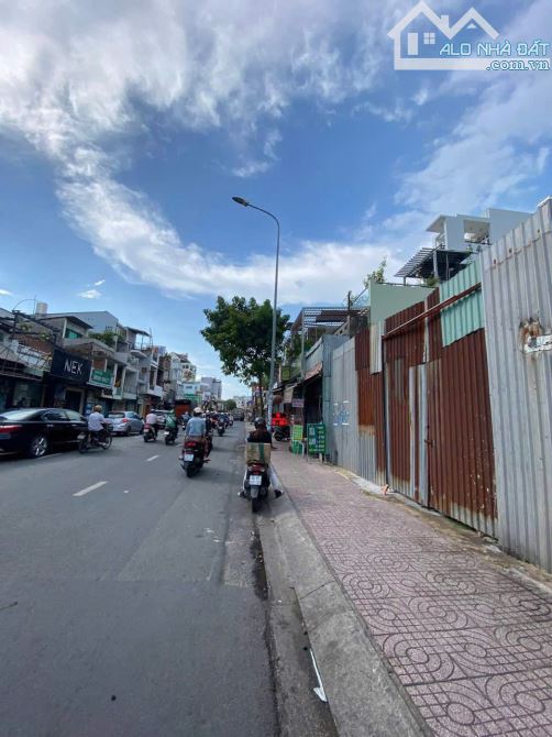 24 Nguyễn Kiệm, P4, Q Phú Nhuận DT: 9x40m. CN: 357,8m2 Đất trống quây tôn Giá: 59.9 tỷ - 2