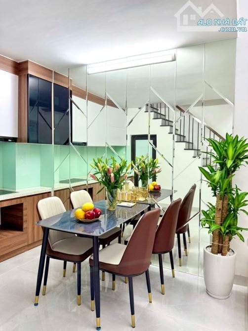 Nhà Đẹp NGÃ TƯ SỞ –32MV - 4 Tầng – 3 Ngủ  – Bước chân ra đường Láng – Giá Chỉ nhỉnh 5 T - 3