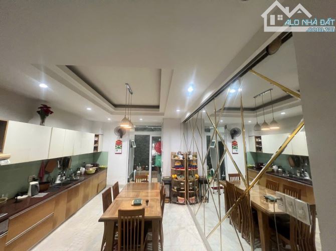 Nhà 4 tầng * 104m đường Vân Đồn rộng 20m, đầy đủ nội thất đẹp, cách biển 2km - 3