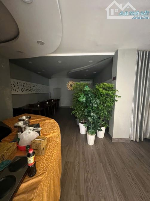 Bán khách sạn Đg Hoàng Việt p2 Q.Tân Bình - 8x20m -Hầm 9 tầng -hđt : 100tr/tháng Giá 49 tỷ - 3