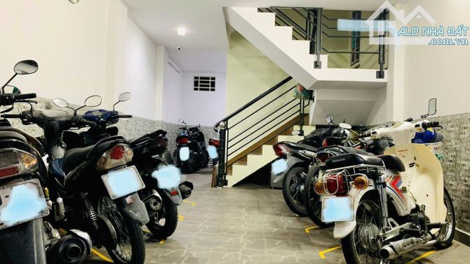 Bán tòa nhà đang cho thuê căn hộ dịch vụ đường Thành Thái Q10- DT 8m x 12m,trệt- 3 lầu,ST - 3