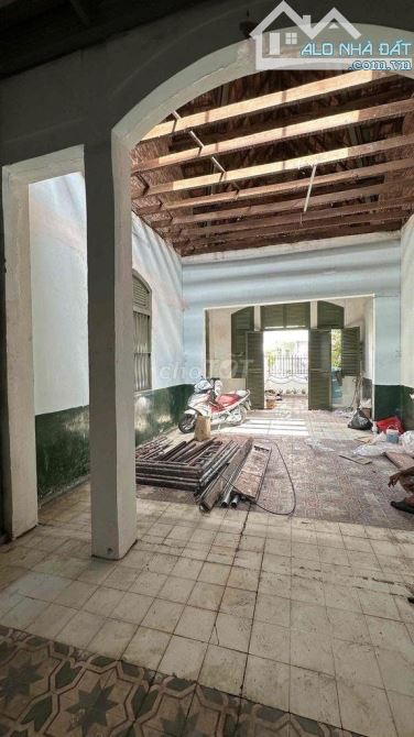 BIỆT THỰ KIỂU PHÁP - MẶT TIỀN 102B TRẦN QUỐC TOẢN, QUẬN 3 - 7M X 20M - TRỆT 1 LẦU SÂN VƯỜN - 4