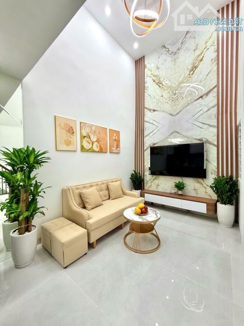 Nhà Đẹp NGÃ TƯ SỞ –32MV - 4 Tầng – 3 Ngủ  – Bước chân ra đường Láng – Giá Chỉ nhỉnh 5 T - 4