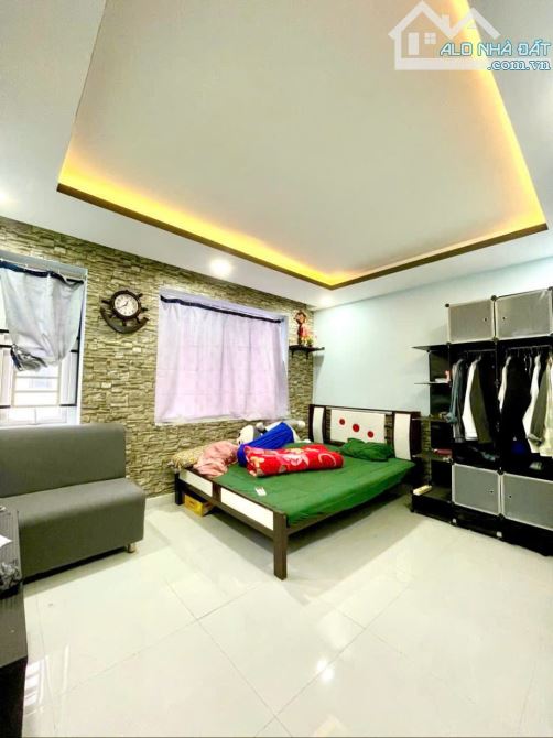 Bán tòa nhà đang cho thuê căn hộ dịch vụ đường Thành Thái Q10- DT 8m x 12m,trệt- 3 lầu,ST - 4