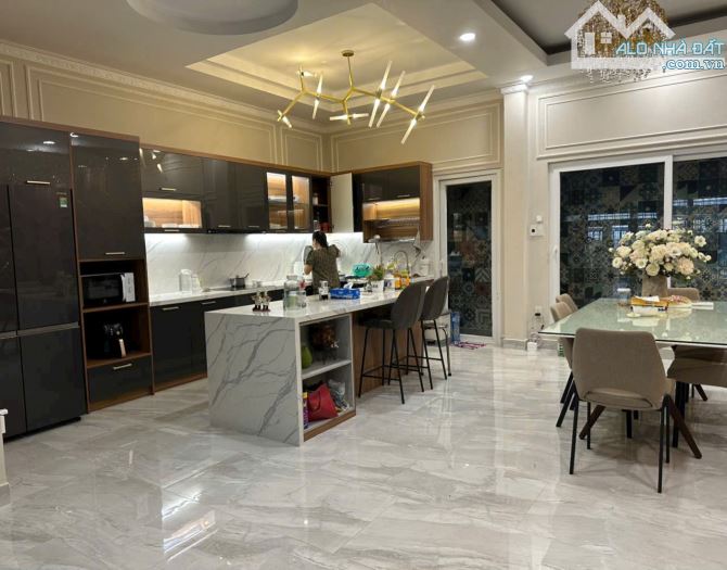 Biệt thự - Ngay CV Lê Văn Tám, P. VTS, Quận 3 - DT: 6,4m x 18m - 4 Tầng - Giá: 27,5 Tỷ - 4