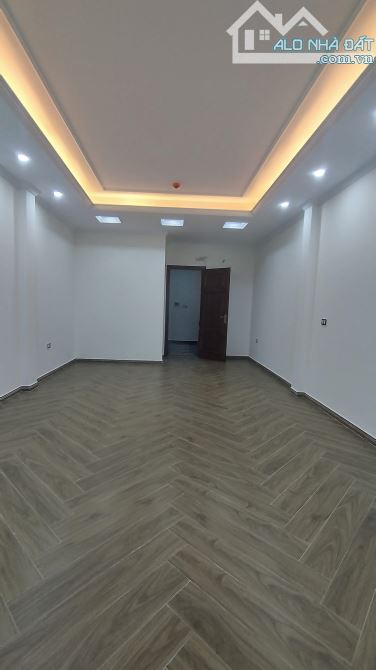 VĨNH PHÚC BA ĐÌNH PHÂN LÔ 23TỶ 50M 9T THANG MÁY KINH DOANH VỈA HÈ RỘNG KHU VỰC HIẾM NHÀ BA - 4