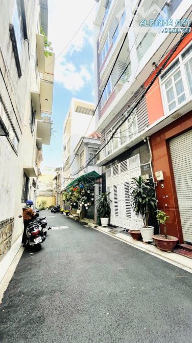 GẤP BÁN GIẢM 1,2 TỶ - PHƯỜNG 5, PHÚ NHUẬN – HẺM Ô TÔ - FULL NỘI THẤT CAO CẤP - 3