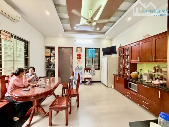Bán Nhà Cổ Linh Biệt Thự 85m2-5 Tầng-Mt 5m-Ô TÔ TRÁNH-VĨA HÈ-LÔ GÓC-KINH DOANH -chỉ 29 tỷ - 4