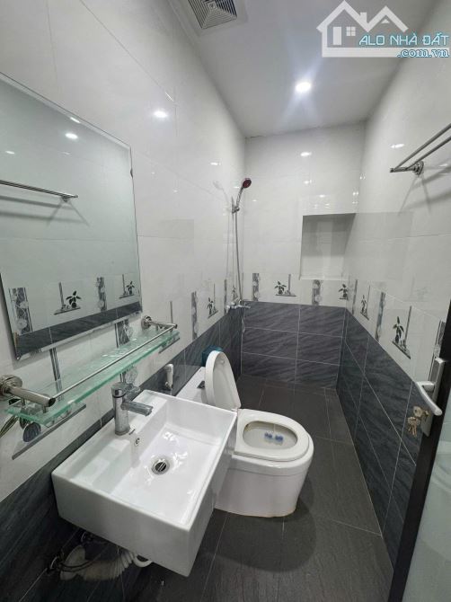 Bán nhà mặt phố Tây Sơn - 8 tầng thang máy cho thuê 70tr/ tháng - chào giá 28.2  tỷ . SDCC - 4