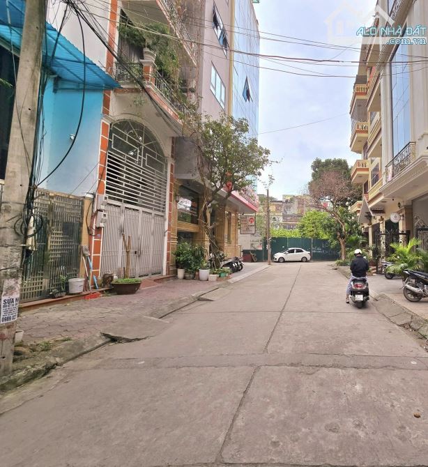 Nhà đẹp ở luôn Hoàng Quốc Việt Cầu Giấy Sổ vuông 55m 5 tầng, MT4m Giá 25 tỷ Ngõ 2 ô tô tải
