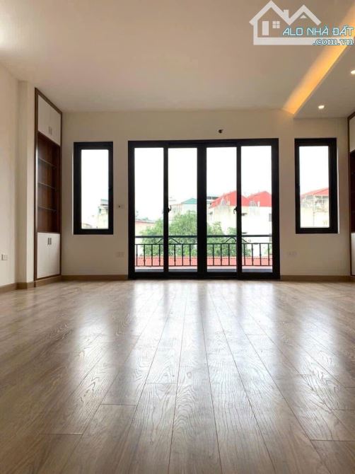 CHO THUÊ Nhà Trần Thái Tông, DT 70m, 4 tầng, MT 4,5m, THÔNG SÀN, Ô TÔ