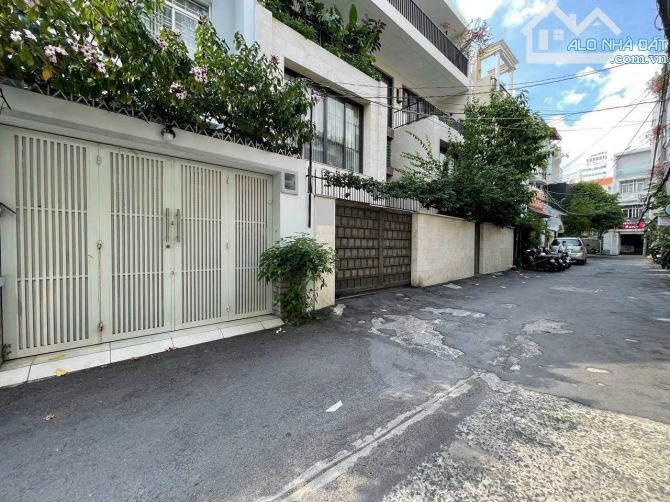 Bán nhà biệt thự khu Đakao, Q1. Hẻm 7m. DT : 9*16m. KC : 5 Tầng có TM. giá: 38 tỷ TL