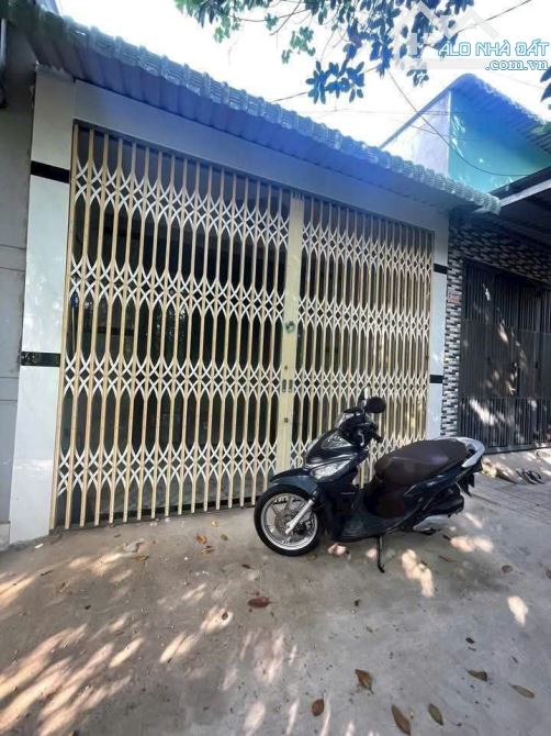 cần bán căn nhà 1 trệt 1 gác đúc còn mới 59m2 ở Tân Hiệp - Hóc Môn giá 725 triệu.