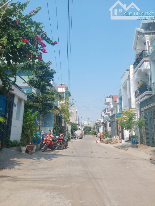 Q9, BÁN ĐẤT KHU DÂN CƯ PHÂN LÔ - DT: 83M2(5*16,5), TRUNG TÂM TĂNG NHƠ PHÚ A